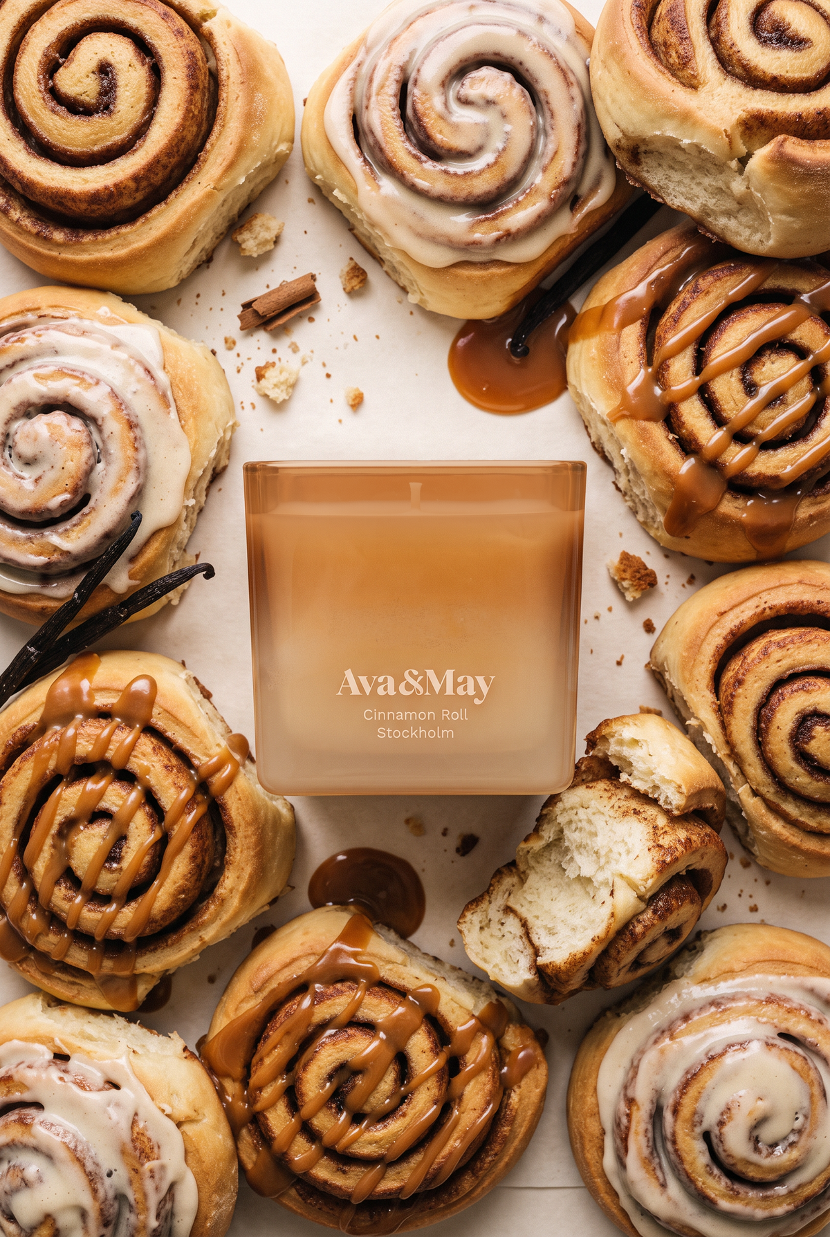 La bougie Cinnamon Roll d'Ava&May, posée au milieu d'une multitude de petits gâteaux à la cannelle, à la vanille et à la crème au caramel