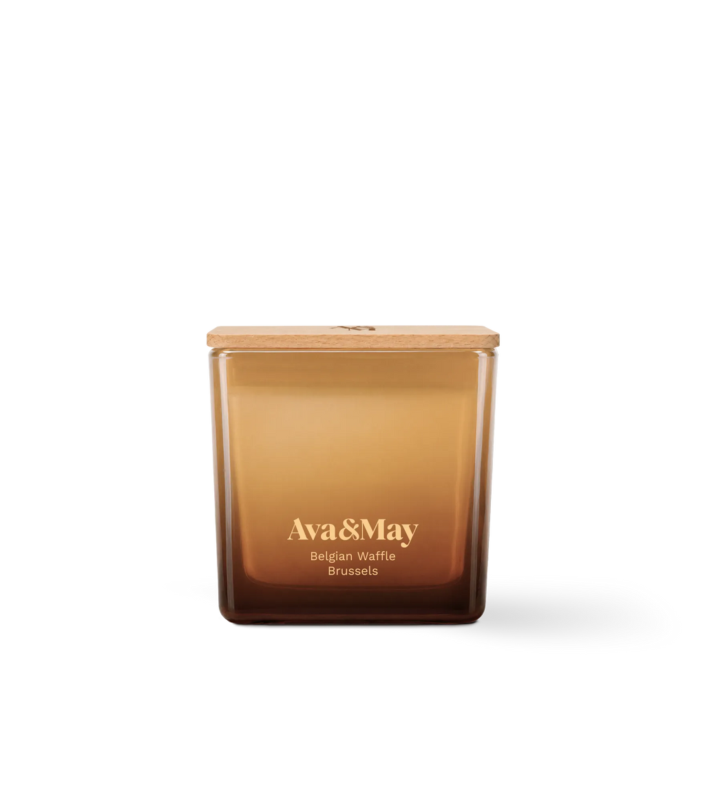Ava&May Belgian Waffle 220 grammes bougie dans un bocal carré en verre avec un couvercle en bois