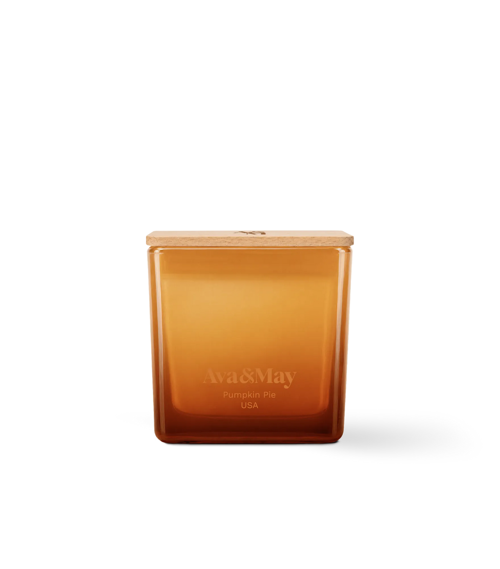 Bougie Ava&May Pumpkin Pie de 220 grammes, dans un pot carré en verre avec un couvercle en bois