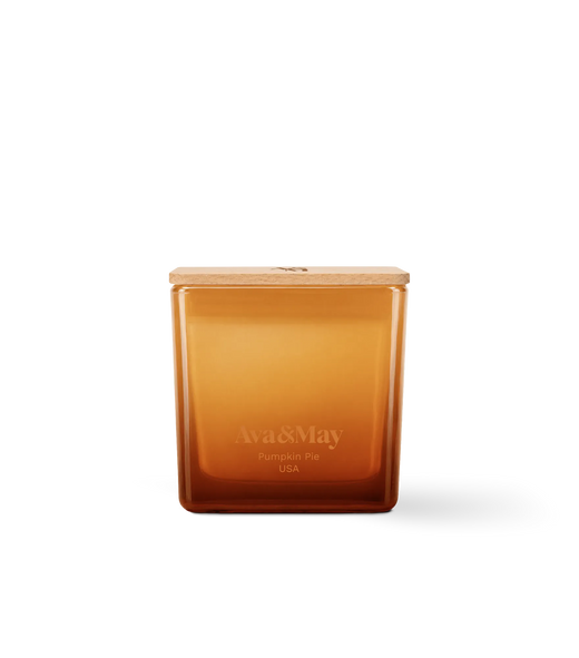 Bougie Ava&May Pumpkin Pie de 220 grammes, dans un pot carré en verre avec un couvercle en bois