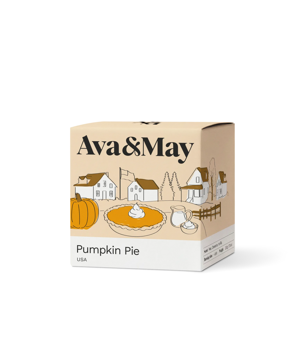 Boîte de bougies Ava&May Pumpkin Pie de 220 grammes, ornée d'une illustration représentant un paysage automnal typique des États-Unis