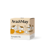 Boîte de bougies Ava&May Pumpkin Pie de 220 grammes, ornée d'une illustration représentant un paysage automnal typique des États-Unis