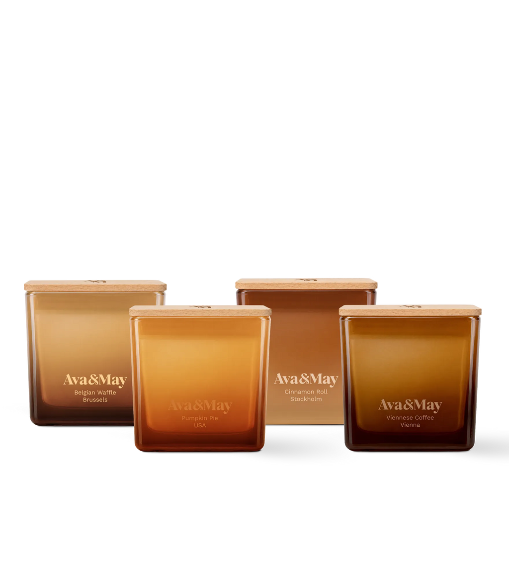 Coffret de bougies Sweet Sensations d'Ava&May : bougies Belgian Waffle 220 grammes, Viennese Coffee 220 grammes, Pumpkin Pie 220 grammes et Cinnamon Roll 220 grammes de forme carrée avec un couvercle en bois