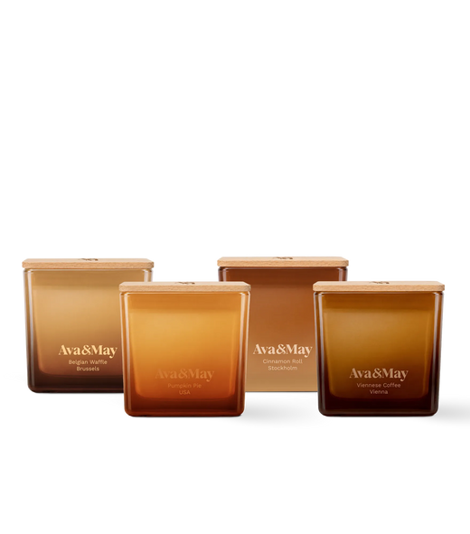 Coffret de bougies Sweet Sensations d'Ava&May : bougies Belgian Waffle 220 grammes, Viennese Coffee 220 grammes, Pumpkin Pie 220 grammes et Cinnamon Roll 220 grammes de forme carrée avec un couvercle en bois