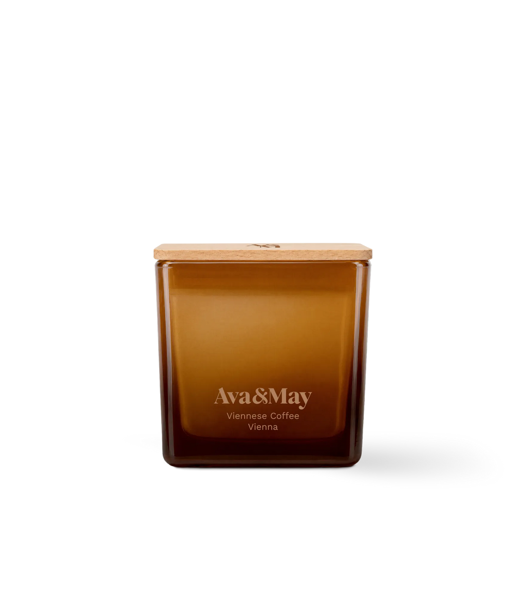 Bougie Ava&May Viennese Coffee de 220 grammes, dans un pot carré en verre avec un couvercle en bois