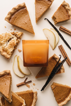 Bougie Pumpkin Pie 220 g d'Ava&May, aux arômes de parts de tarte à la citrouille, de poires, de cannelle et de vanille