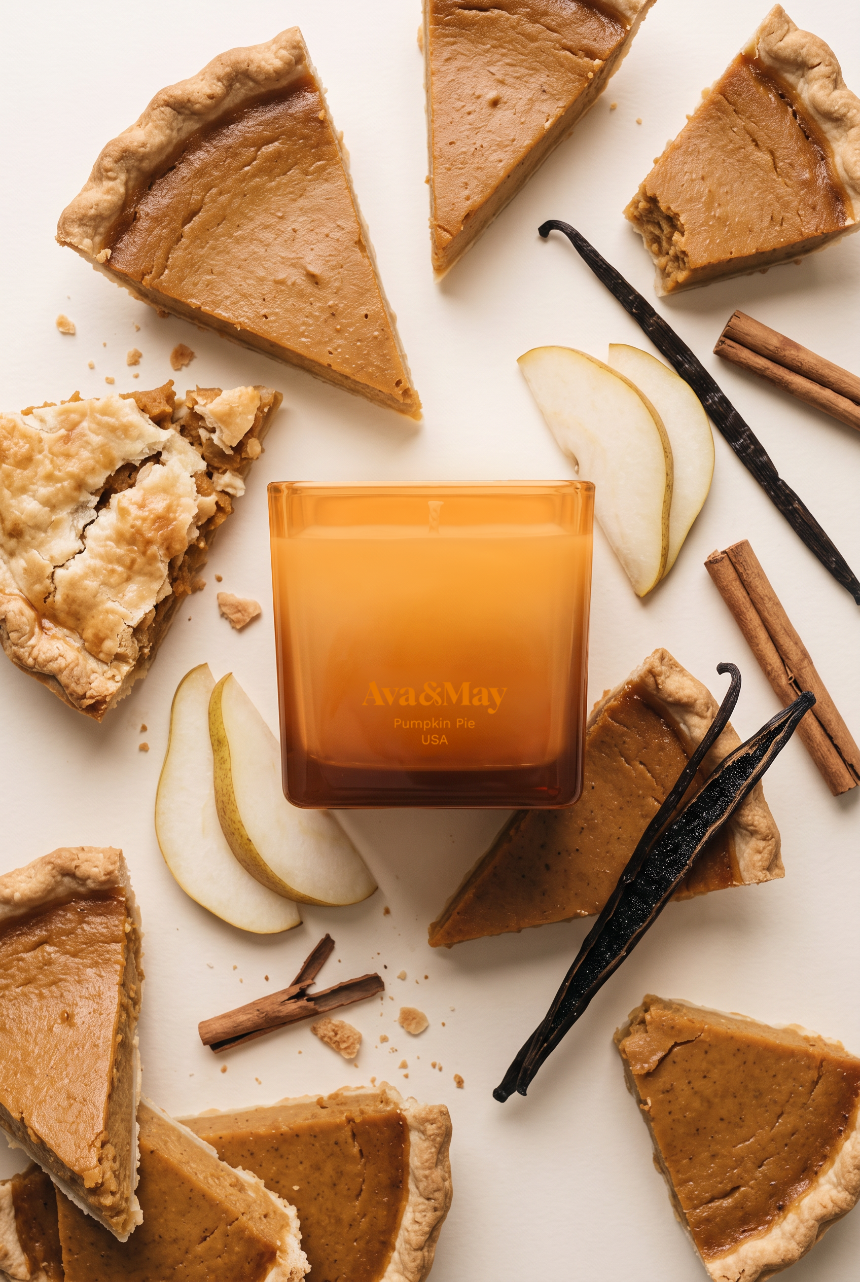 Bougie Pumpkin Pie 220 g d'Ava&May, aux arômes de parts de tarte à la citrouille, de poires, de cannelle et de vanille