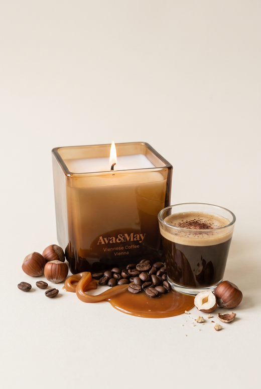 Bougie Ava&May Viennese Coffee de 220 grammes, allumée, aux notes d'expresso épicé, de noisettes et de crème au caramel