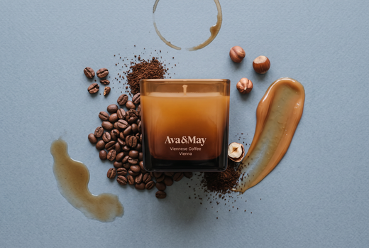 Bougie Ava&May Viennese Coffee, agrémentée de noisettes, de grains de café, de sauce au caramel et de café