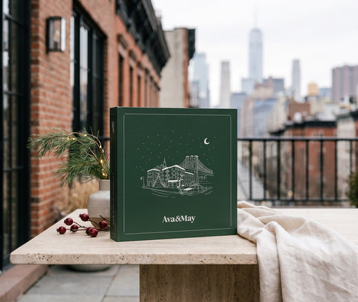 Calendrier de l’Avent Ava&May fermé dans un élégant coffret vert avec illustration de New York