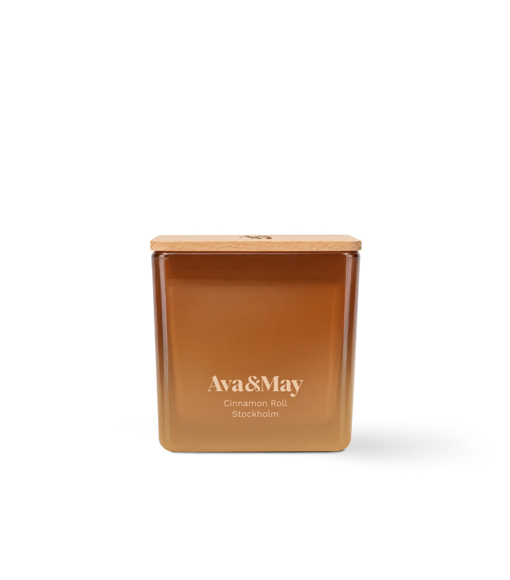 Bougie Ava&May Cinnamon Roll de 220 grammes, dans un pot carré en verre avec un couvercle en bois