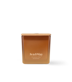 Bougie Ava&May Cinnamon Roll de 220 grammes, dans un pot carré en verre avec un couvercle en bois