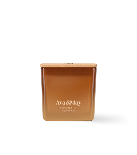 Bougie Ava&May Cinnamon Roll de 220 grammes, dans un pot carré en verre avec un couvercle en bois