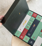 Calendrier de l’Avent Ava&May ouvert avec 24 cases cadeaux, décorations de Noël et design inspiré de New York