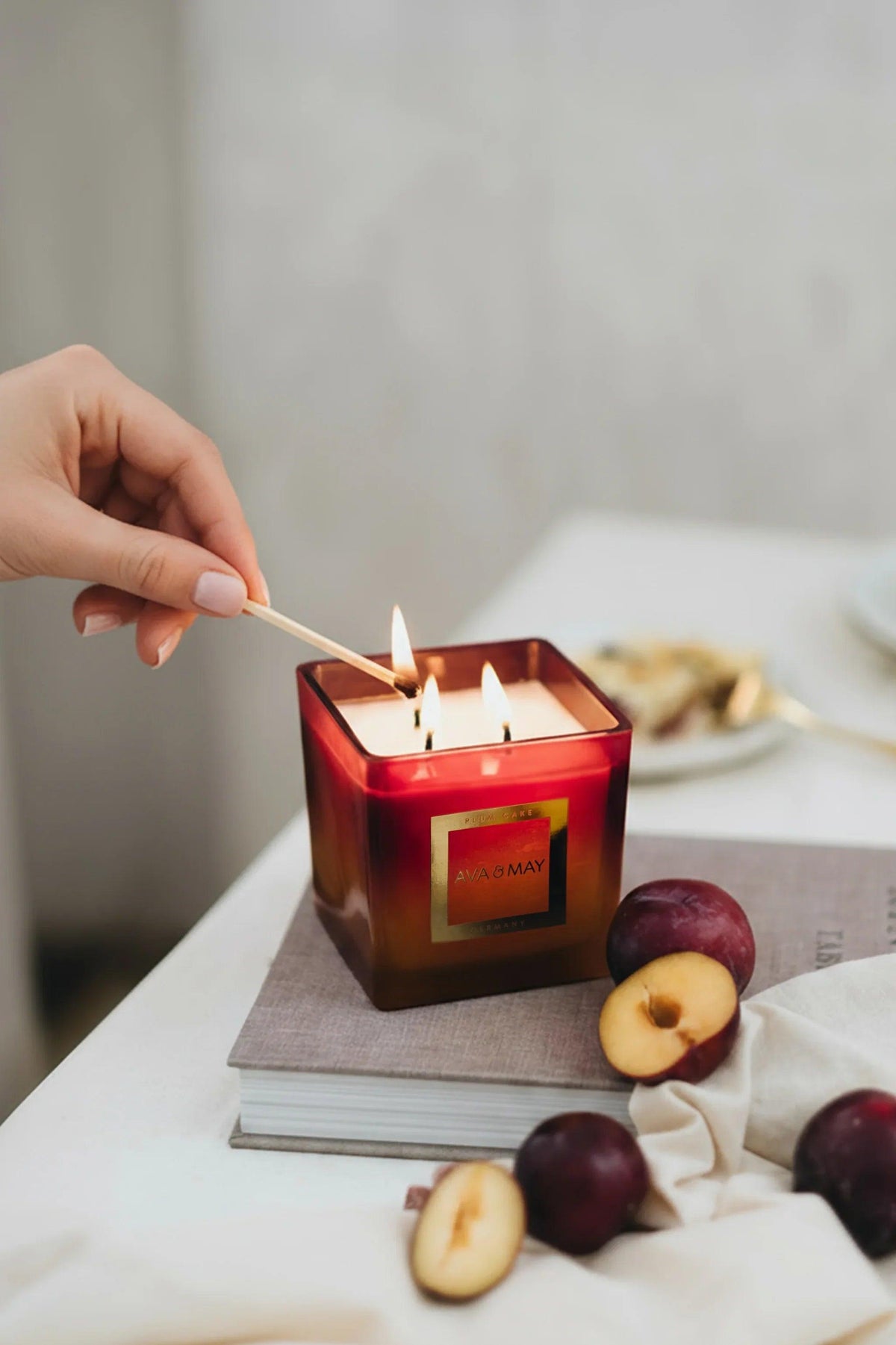 Maxi bougie parfumée Plum Cake - Ava&May - France